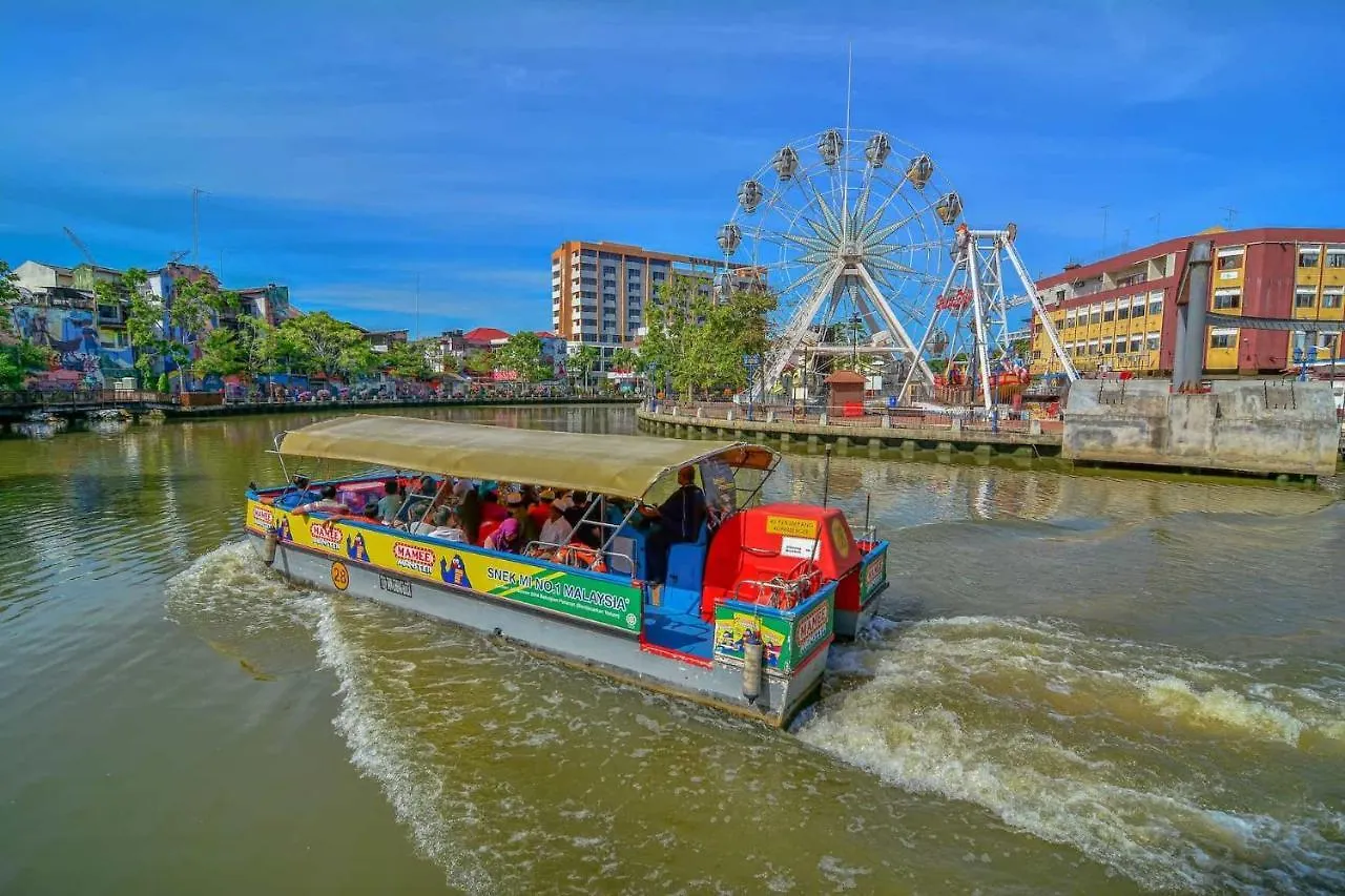 Pax 6+3 Grand Lux Melaka Homestay Malaysia